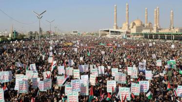 yemeni_demonstrators_hold_placards_during_a_protest_following_us_and_british_forces_strikes_in_the_houthi-controlled_capital_sanaa_on_january_12_2024._afp.jpg