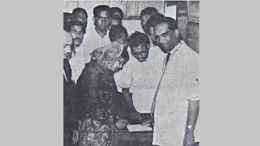 People line up to donate blood for the injured in the non-cooperation movement in Dhaka on Mar 4, 1971.