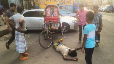 Rickshaw-puller collapses as passenger flees without paying Tk 250