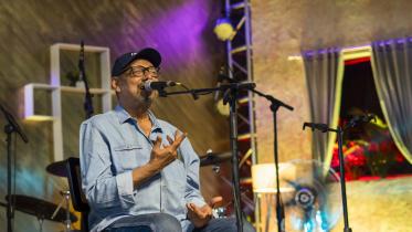 Anjan Dutt serenades Dhaka on Mala’s birthday 