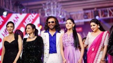 Shakib Khan walks the ramp with Dhallywood divas 