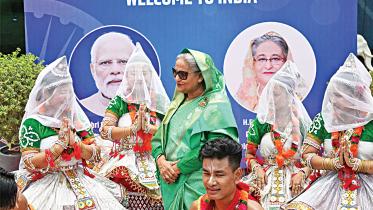 Hasina gets warm welcome in Delhi