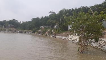 Erosion fear grips 1,000 families