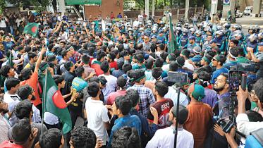 Quota protests on; govt looks to SC for a way out
