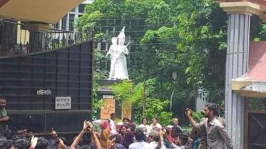 Raju sculpture protest rally Dhaka University TSC