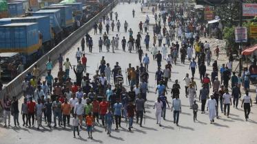 Police, protesters keep clashing at Shanir Akhra, Jatrabari