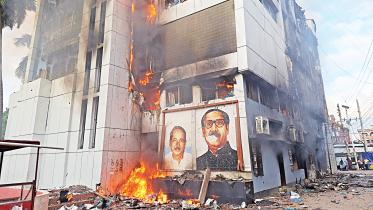 Widespread violence in Bangladesh after Awami League ousted