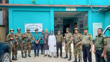 Police stations reopen with military support in Dhaka