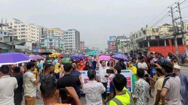 Garment workers block Dhaka-Mymensingh highway demanding attendance bonus