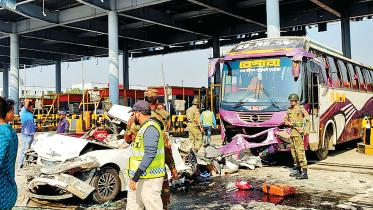 Bepari Paribahan Mawa Expressway Toll Plaza Accident