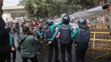 Police disperse protesters in Dhaka