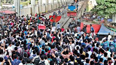 titumir_college_students_block_rail_line