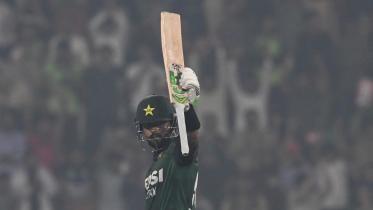 afp_20251101_82qd7ke_v1_midres_cricketpakrsat20.jpg