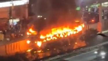 bus set on fire in Dhaka dholaipar area