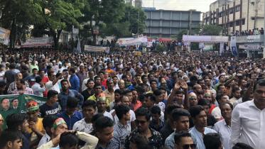 oikyafront-crowd.jpg