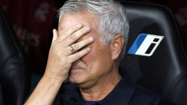 Mourinho hiding face.jpg