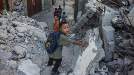 Palestinian-children-walk-school.jpg