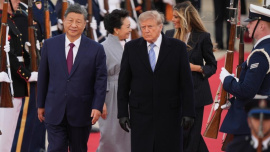 US President Donald Trump and first lady Melania Trump greet Chinese President Xi Jinping and his wife Peng Liyuan as they arrive at Joint Base Andrews, Maryland, September 23, 2026. Photo: AFP