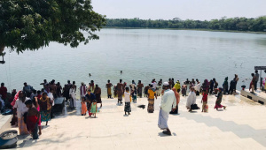 Bagerhat shrine pond ghat.jpg