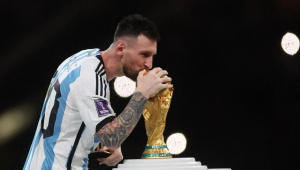 Messi-Kiss-Lusail.jpg