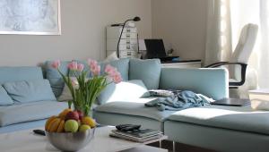 Here are some ingenious and artistic ideas to turn a centre table into something more aesthetic and attractive.