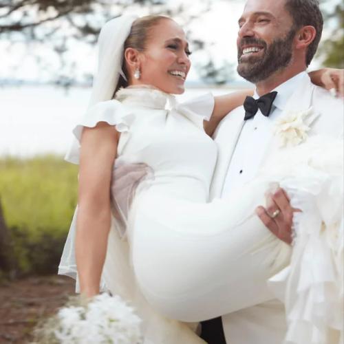jennifer-lopez-shares-new-photos-from-her-wedding-with-ben-v0-7azrwtc5egjb1.jpg